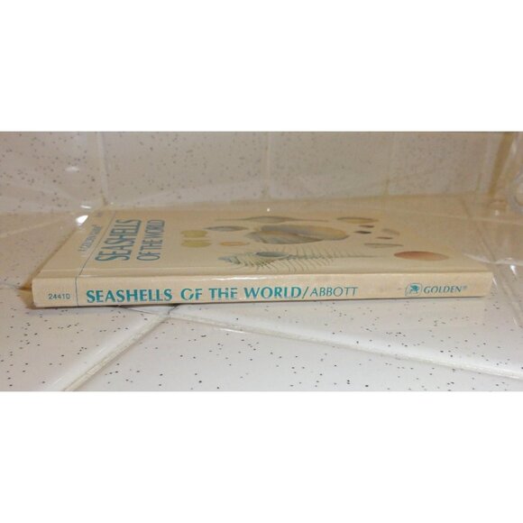 Vintage Seashells of the World Book 1962 A Golden Guide clear Lucite book stand - Picture 4 of 16